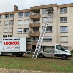 Monte-meuble et camion de déménagement