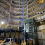 Camion monte-meubles avec dispositif de montage déplié