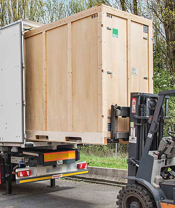 Chargement d'un container à l'arrière d'un camion de déménagement