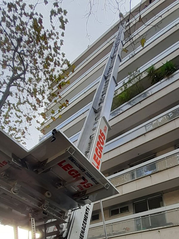 Monte-meuble au pied d'un immeuble