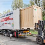 Chargement d'un container à l'arrière d'un camion