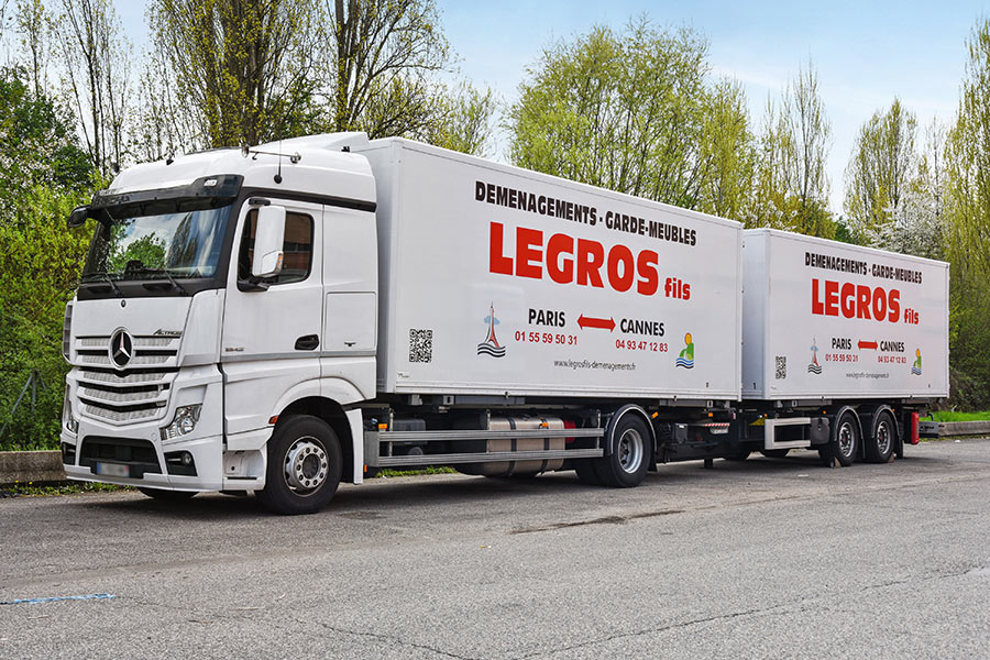 Camion de déménagement Legros fils à l'arrêt