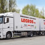 Camion de déménagement Legros fils équipé d'une remorque