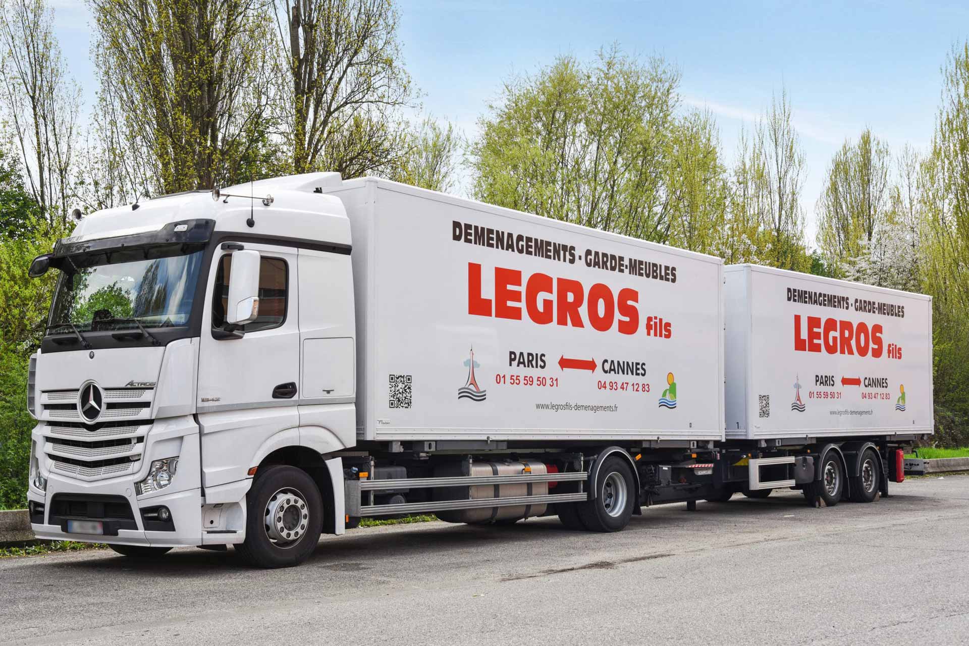 Camion de déménagement Legros fils équipé d'une remorque