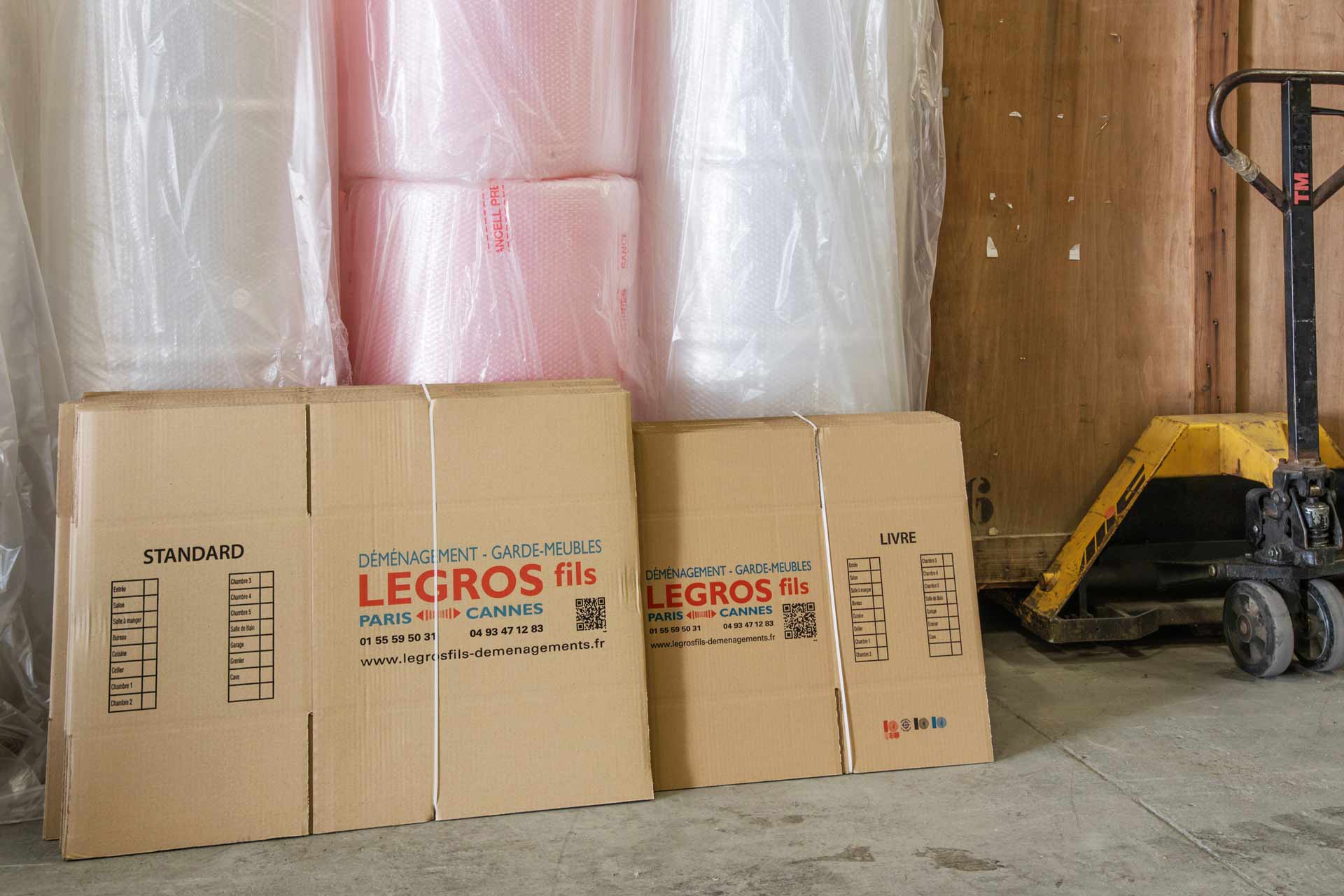 Cartons de déménagement et papier-bulle de protection