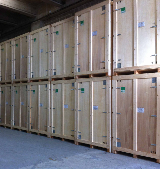 Containers stockés dans un garde-meuble