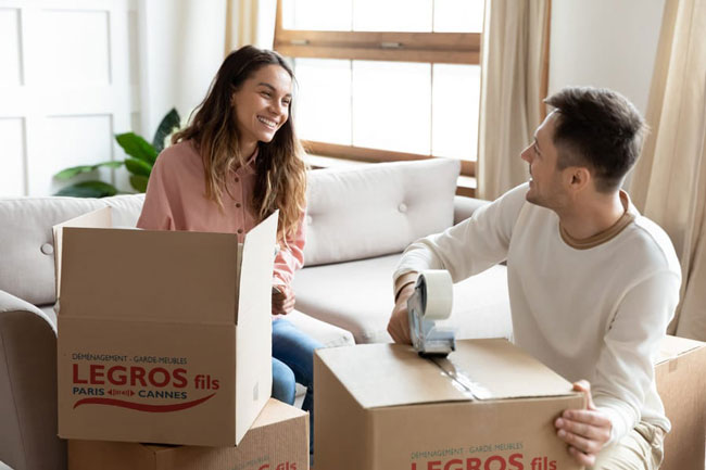 Couple préparant des cartons de déménagement