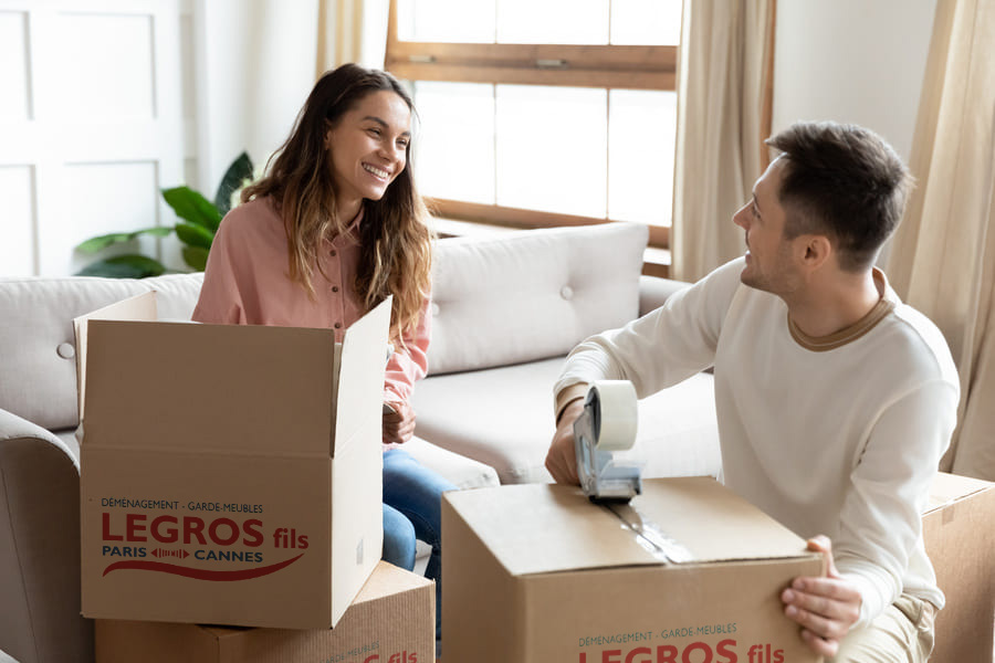 Couple préparant les cartons pour leur déménagement