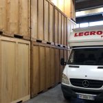 Camion de déménagement Legros fils garé dans le garde-meubles
