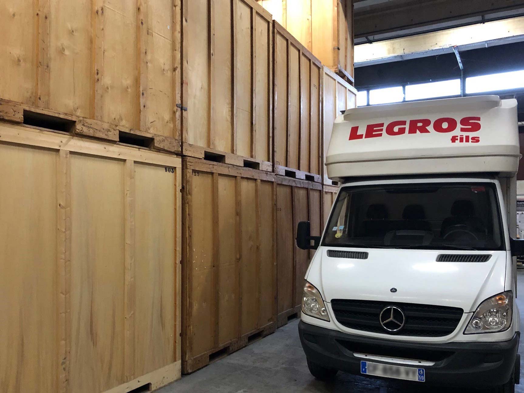 Camion de déménagement Legros fils garé dans le garde-meubles