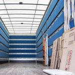 intérieur d'un camion avec sangles et cartons